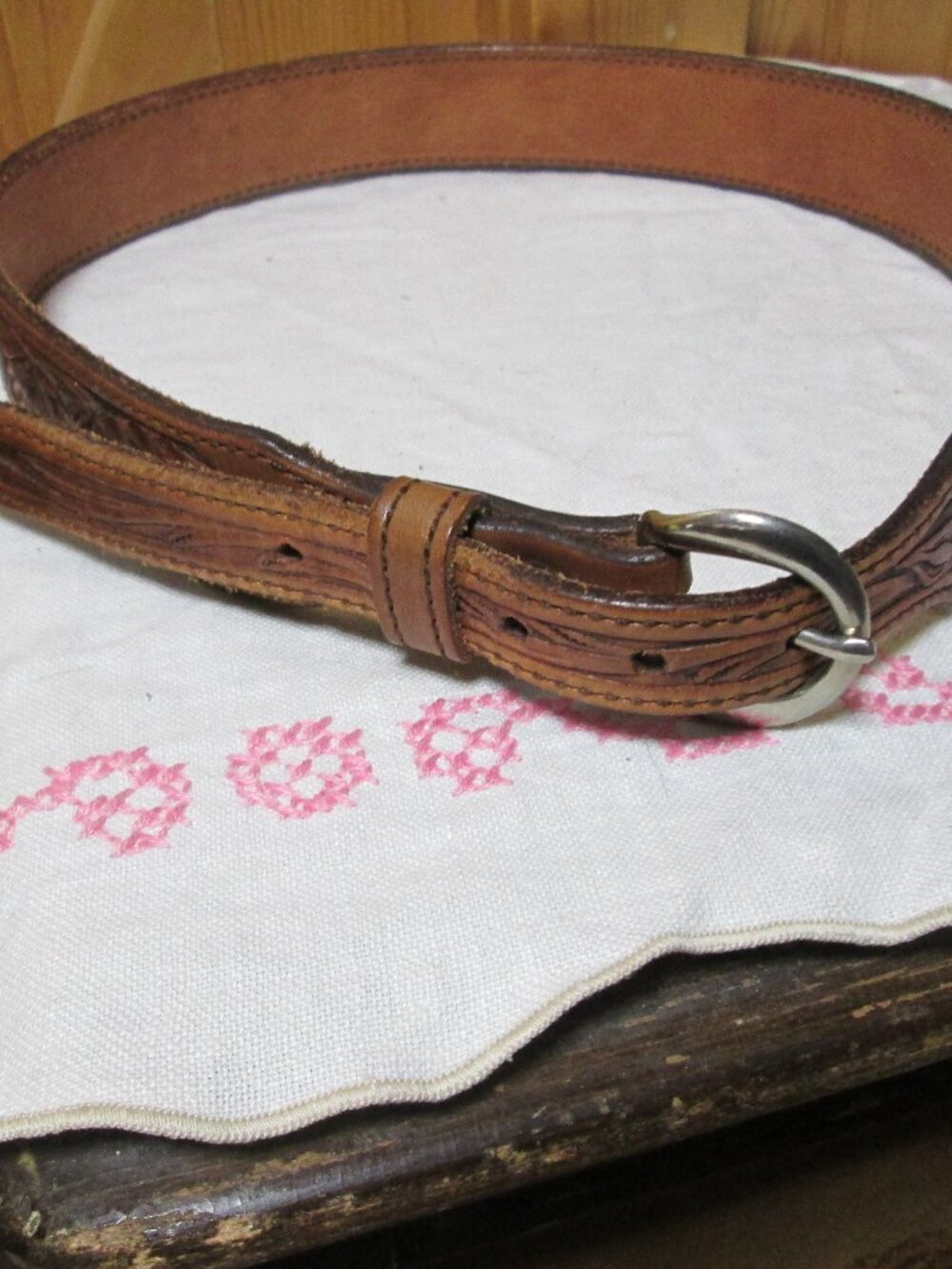 Vtg grain leather tooled western belt 28 floral leather tooled